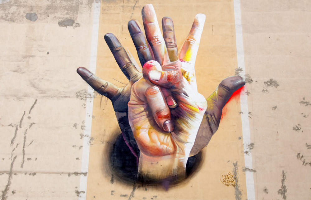 Einigkeit und Kraft und Frieden für das neue Kalenderjahr. Riesige Wandmalerei des Frankfurter Streetart-Künstlers CASE Maclaim in Berlin Foto: kwasibanane
